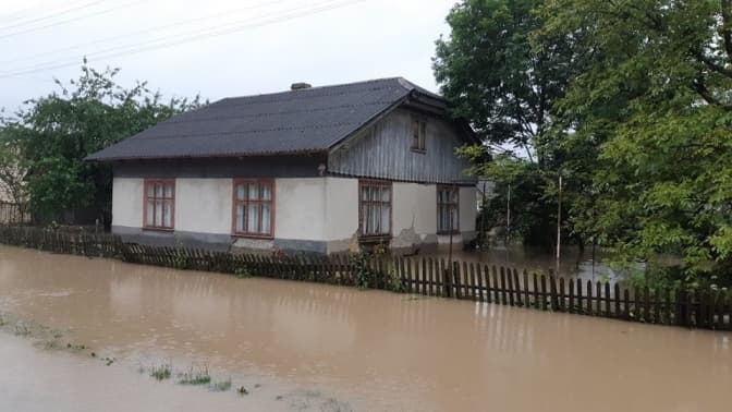 На Львівщині через негоду затопило село. Фото