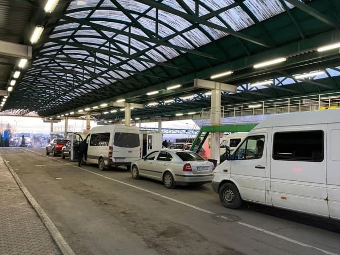 Черги з вантажівок на кордоні та пожежі сухостою. Як минула доба на Львівщині