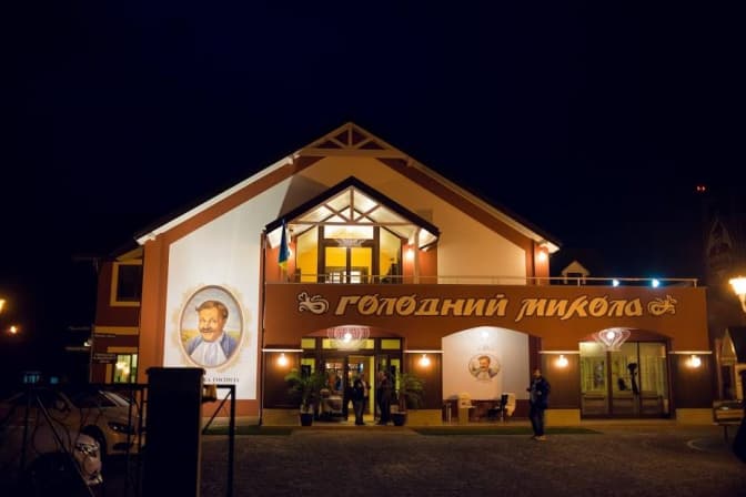У Львові відкрився ресторан, де можна ловити рибу на вечерю