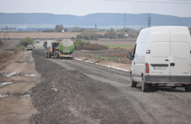 На Львівщині почали ремонтувати об’їзну Золочева, яка досі була непроїзною