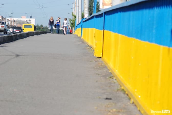 Львів'ян запрошують розмальовувати міст кольорами прапора