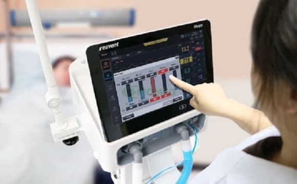 «Близькі до катастрофи». Як поширюється коронавірусна хвороба на Львівщині і в Україні