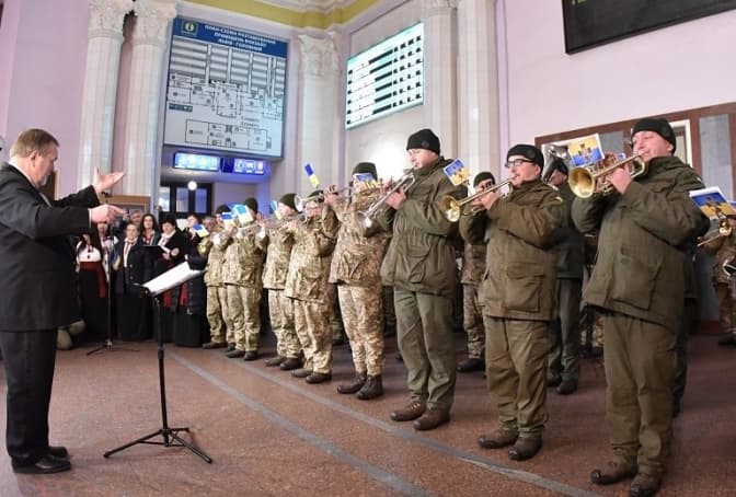 На залізничному вокзалі Львова влаштували музичний флешмоб. Відео