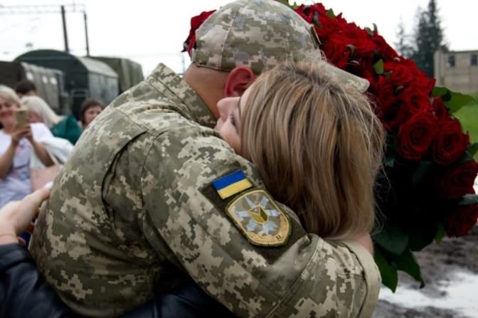 54% українців мають близьких і родичів, які воюють на фронті. Опитування