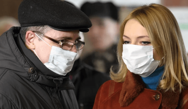 Не вас, а від вас. У МОЗ пояснили, чи захищають хірургічні маски
