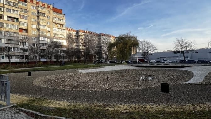 У Львові почали наповнювати водою озеро, яке простоювало кілька років