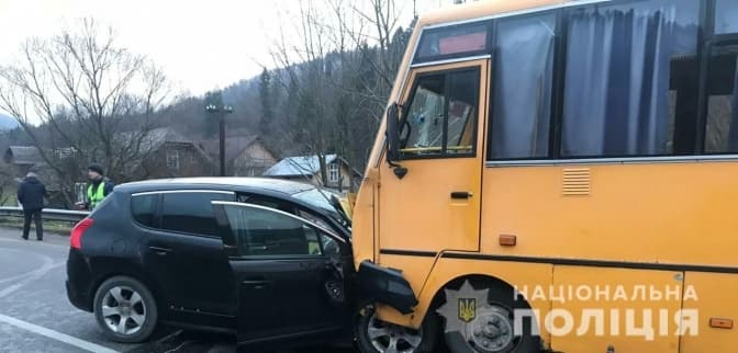 На Львівщині шкільний автобус потрапив у аварію. Є потерпілі