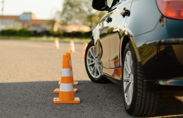 В Україні по-новому маркуватимуть навчальний транспорт в автошколах
