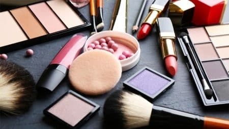 Повсякденна та святкова. Яка косметика для макіяжу потрібна жінці в першу чергу