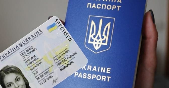 Кабмін дозволив отримувати паспорти за кордоном