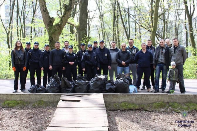 Як патрульна поліція Львова прибирала у парку. Фото