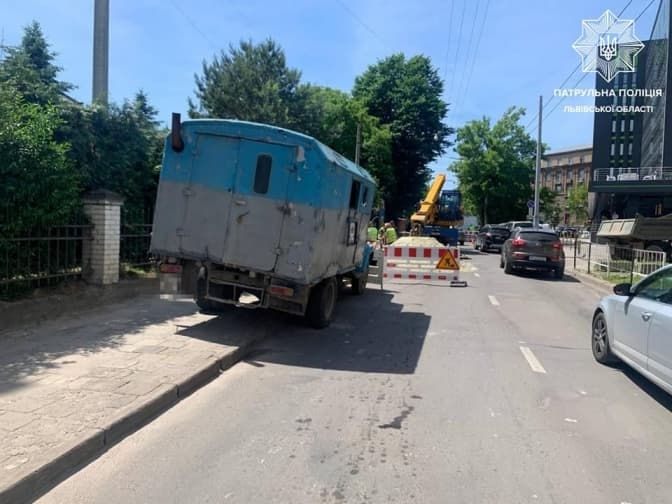У Львові досі перекритий рух вулицею Героїв УПА. Як об’їхати