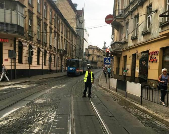 Як водії та поліція реагують на реорганізацію руху в центрі Львова. Відео