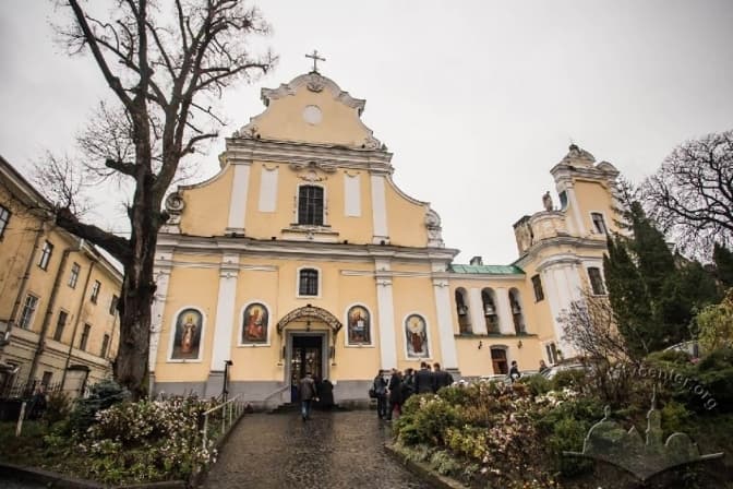 Львів’ян просять допомогти священнику, який бореться з онкологією