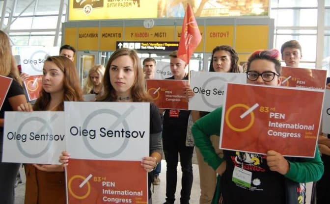 Міжнародний конгрес ПЕН у Львові розпочався з акції на підтримку Олега Сенцова