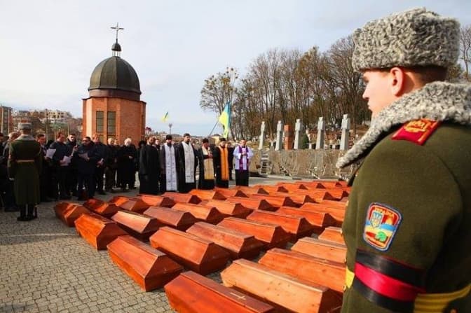 Фото дня у Львові: у місті перепоховали 511 жертв тоталітарних режимів