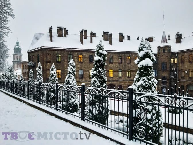 Трояндовий будинок і новий електробус у Львові. Головне за добу
