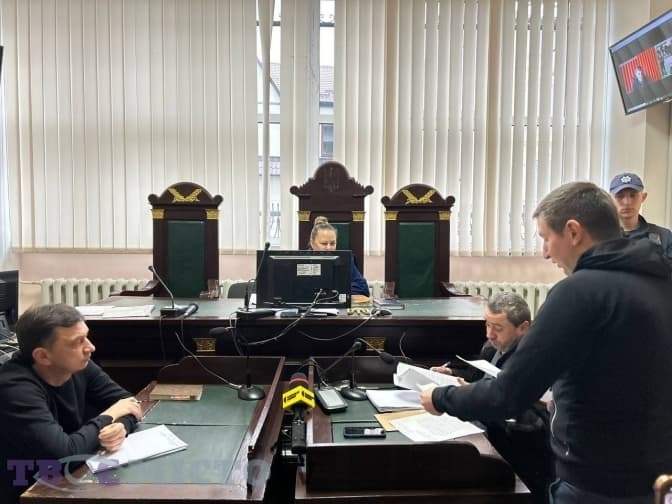 Прихильник Стахіва сів на місце судді й лаяв її. Вона заявила про втручання у правосуддя