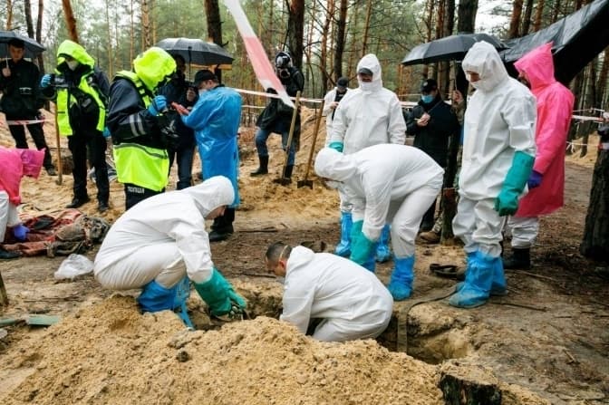 В Ізюмі знайшли ще два масові поховання