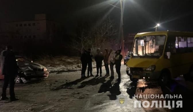 На Львівщині неповнолітній водій без прав в’їхав у маршрутку. Є постраждалі