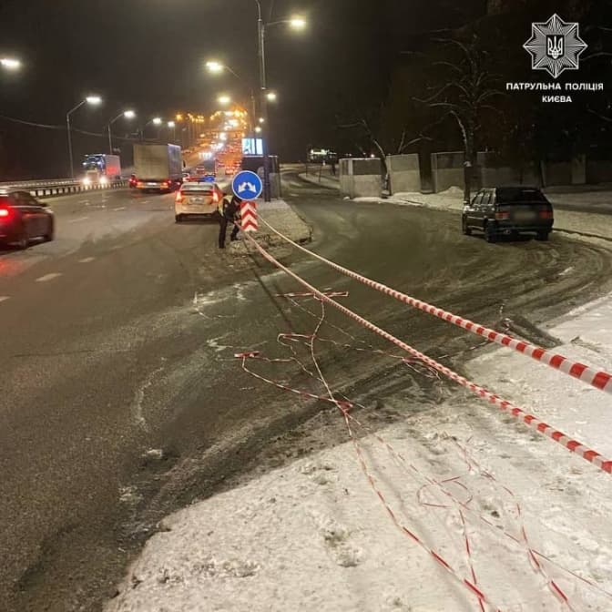 У Києві через провал на тепломережі провалилась проїжджа частина вулиці