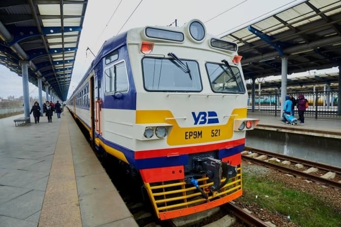 Київрада перейменувала 10 зупинок міської електрички та назвала міст через Дніпро
