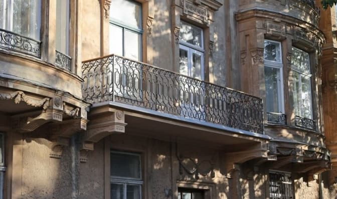 У Львові відремонтували ще два балкони. Фото до і після