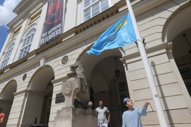 У Львові на Ратуші замайорів прапор кримських татар