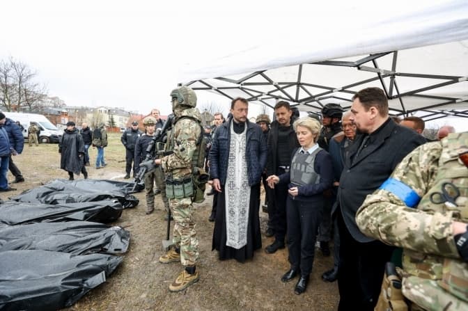Керівники Євросоюзу відвідали Бучу. Їм показали ексгумацію вбитих росіянами