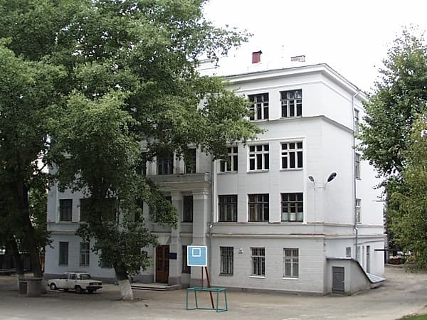 У столичній школі обсипався тиньк і провалив підвісну стелю