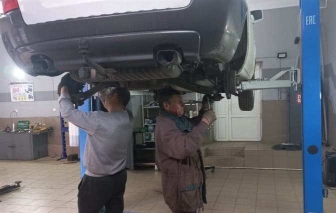 Студенти львівських училищ безкоштовно ремонтують автівки для військових і волонтерів