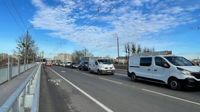 На одній із вулиць у Львові облаштували велосмуги в межах створення радіального веломаршруту