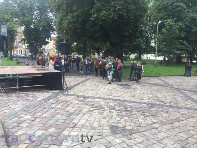 Під ЛОДА пустомитівчани та атовці вимагають не допустити забудову озера в Наварії