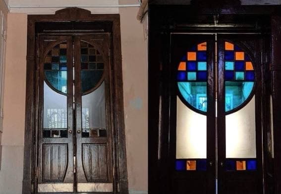 Мешканці будинку на вулиці Степана Бандери самотужки відновили двері з вітражем. Фото