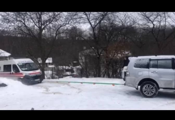 Мешканці скаржаться на аварійну дорогу на Майорівці, де довелося витягувати «швидку»