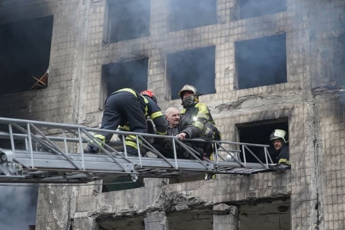У Києві ворог обстріляв багатоповерхівку та завод «Антонов»