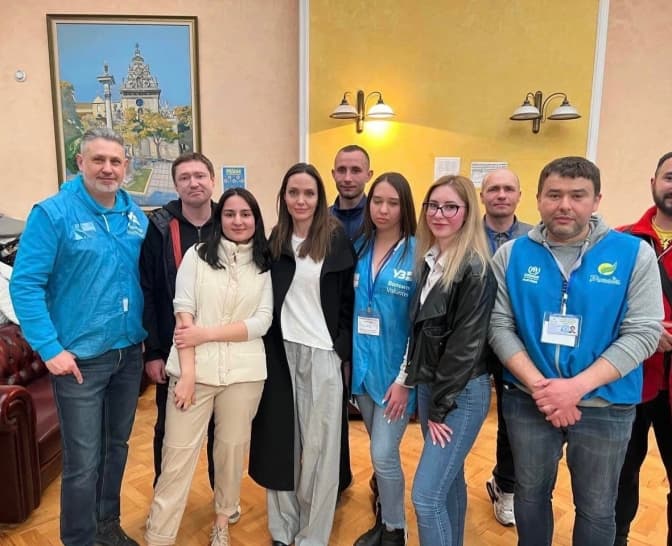 Анджеліна Джолі відвідала переселенців і волонтерів у Львові. Фоторепортаж