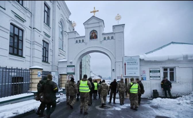 СБУ проводить обшуки у Києво-Печерській Лаврі