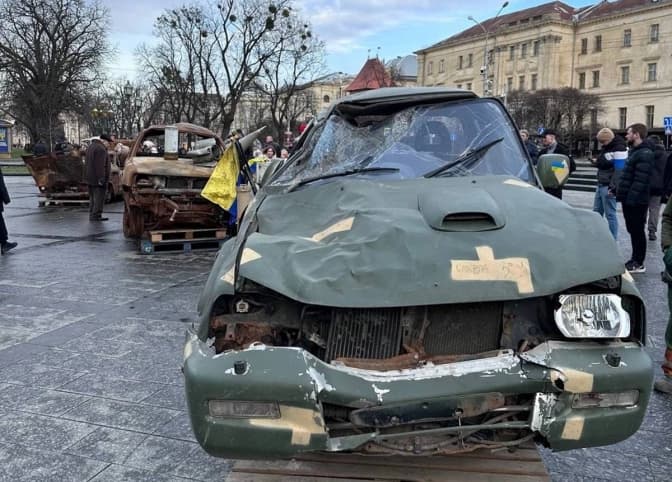 У Львові відкрили виставку розстріляних авто, аби зібрати кошти на ЗСУ