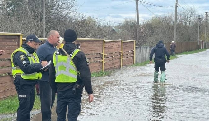 У Києві та області через весняне водопілля підтопило вулиці