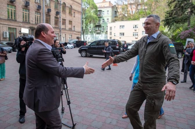 Мер Брюсселя прибув до Києва і подарував місту карети швидкої допомоги