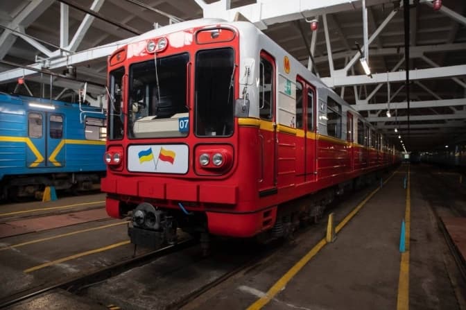 Київський метрополітен отримав перші 6 вагонів від Варшави. Їх розберуть на запчастини