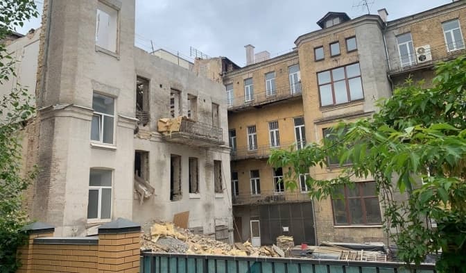 Попри призупинену «реконструкцію» пам’ятки архітектури у центрі Києва, Мінкульт погодив проєкт зносу, – активісти