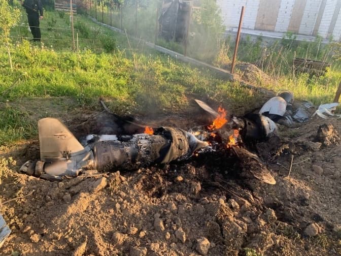 На Київщині уламки збитих російських ракет пошкодили приватні будинки