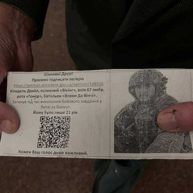 У Києві дідусь у метро просив підтримати петицію про присвоєння його загиблому онуку звання Героя України