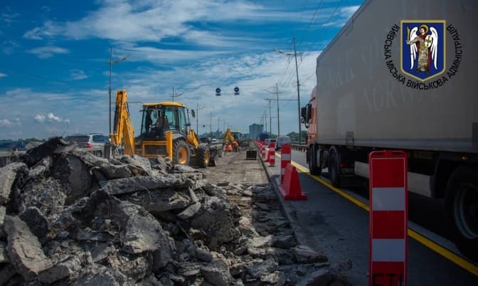 Через ремонти мостів Київ стоїть у заторах. В КМВА знайшли вихід