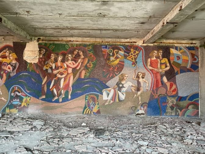 У Києві шукають працівників заводу «Електронмаш» та волонтерів, які можуть долучитися до відновлення мозаїки