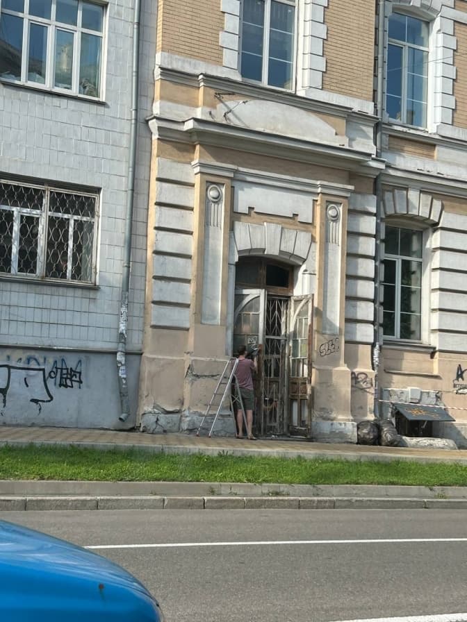 У Києві активісти, які продовжують справу загиблого реставратора, взялись відновлювати старовинні двері вишу