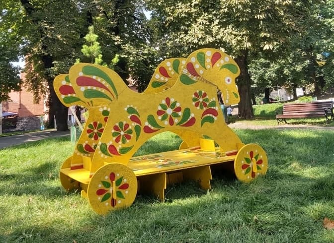 В одному із львівських парків встановили великі яворівські забавки