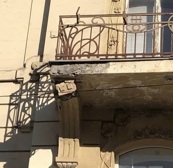 У центрі Львова відколовся шматок ще одного балкона та пошкодив припаркований автомобіль